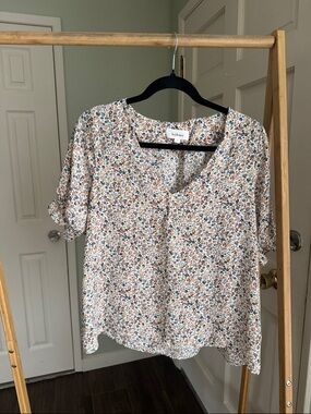 bohme Cream Floral V-Neck Short-Sleeve Blouse with Rust & Navy Accents